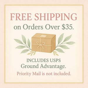 Może przedstawiać: Akwarelowa ilustracja brązowego kartonowego pudełka zawiązanego kokardą, otoczonego zielonymi liśćmi. Tekst brzmi "FREE SHIPPING on Orders Over $35."