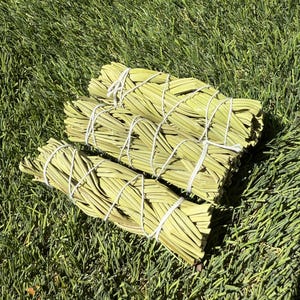 Trecce di erba dolce spesse/ All&#39;ingrosso/ Alternativa alla salvia bianca/ Mazzi di salvia da 4&quot;/ Bastoncini di sbavatura sfusi/ Salvia per la pulizia/ confezionati a mano/ Altare