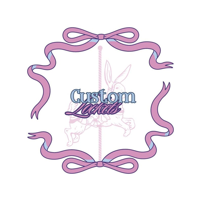 K&ouml;nnte beinhalten: Ein Grafikdesign mit einem hellvioletten Bandrahmen, der oben und unten mit Schleifen gebunden ist. In der Mitte ist hinter dem blauen Text, der Custom Lockets lautet, die blasse Umrisszeichnung eines Karussellhasen zu sehen.