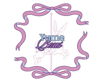 Könnte beinhalten: Eine grafische Illustration mit einem Karussell-Hasen in hellrosa Linien, zentriert hinter dem Text Yume Boxes in Blau und Violett. Das Design ist von einem durchgehenden hellrosa Band mit blauen Akzenten umrahmt, das oben und unten zu Schleifen gebunden ist.