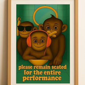 Puede incluir: Impresión enmarcada con tres monos de dibujos animados en un entorno de baldosas verdes. Un mono lleva gafas de sol, otro tiene la boca tapada y el tercero lleva auriculares naranjas. El texto "please remain seated for the entire performance" está en la parte inferior.