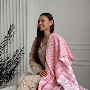 Pink Cotton Throw Blanket – Peach Zigzag Sofa Decor, Soft Lightweight Bed Throw, Cozy Gift, Modern Home Accent, 55x79 inches