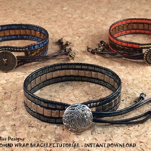 Può includere: Tre braccialetti avvolgenti in finto telaio in blu, arancione e nero. Ogni braccialetto presenta perline quadrate e una chiusura con bottone decorativo. I braccialetti sono esposti su una superficie strutturata. Il testo "Beaded Bliss Designs" e "FAUX LOOMED WRAP BRACELET TUTORIAL - INSTANT DOWNLOAD" sono visibili.