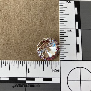 Puede incluir: Un cristal de imitaci&oacute;n de diamante redondo y facetado transparente, que mide aproximadamente 2,5 cm de di&aacute;metro.