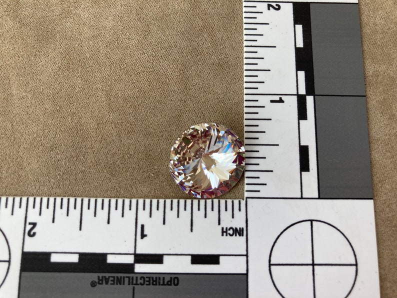 Puede incluir: Un cristal de imitaci&oacute;n de diamante redondo y facetado transparente, que mide aproximadamente 2,5 cm de di&aacute;metro.