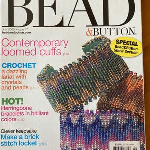 Op de afbeelding: De omslag van het Bead & Button magazine, nummer 67, juni 2005. De omslag toont kleurrijke kralenarmbanden en een kop die "Contemporary Loomed Cuffs" luidt.
