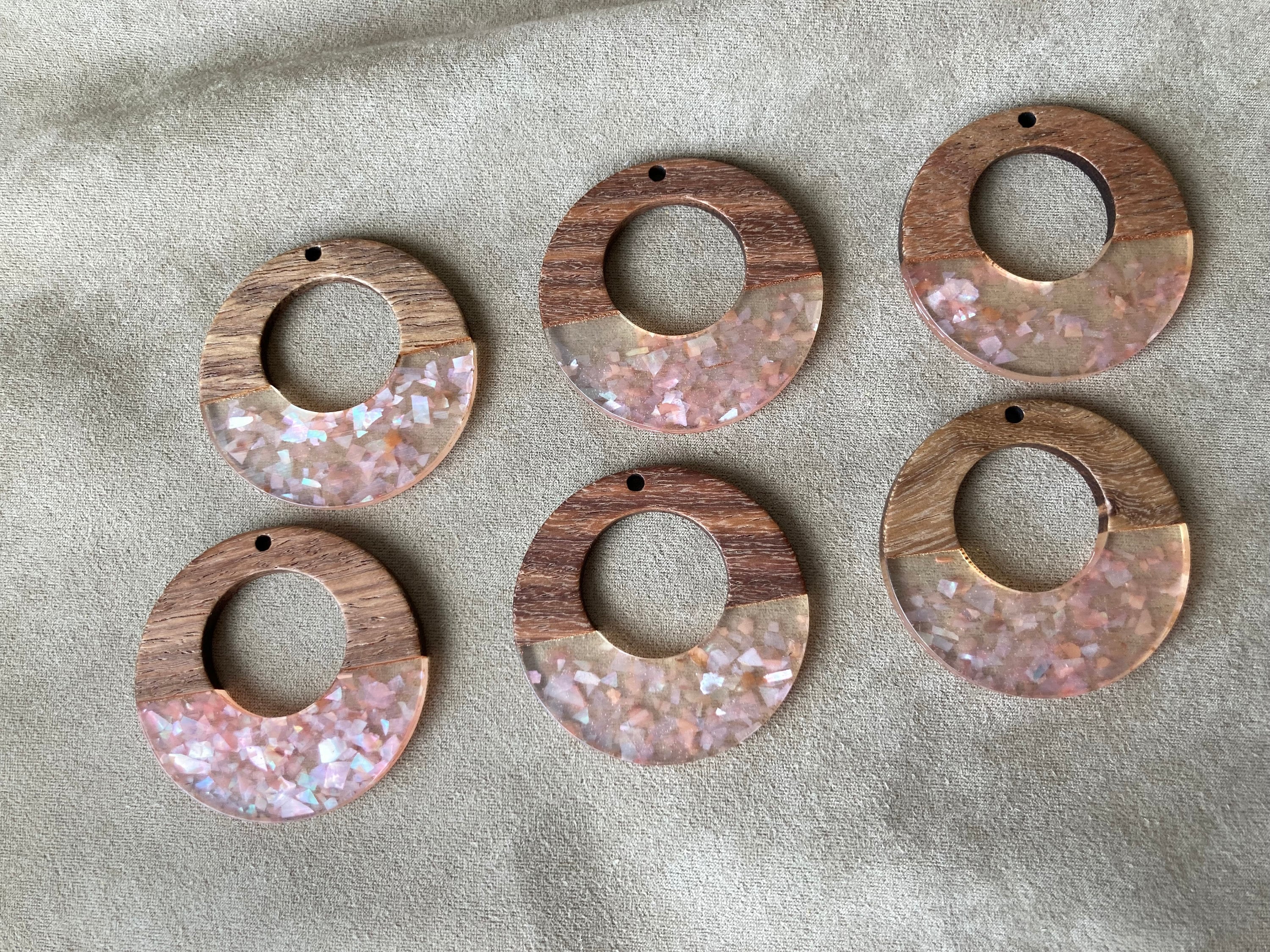 Set di pendenti/orecchini GoGo in resina rosa trasparente e noce