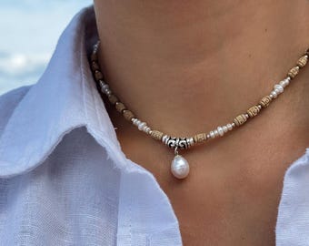 Collar Tulasi Kanthimala con perlas y colgante sagrado, cada cuenta grabada con Radhe, joyería espiritual hecha a mano.