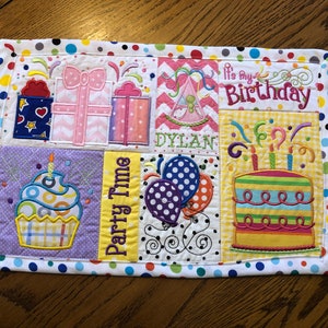 Personalized (or not) birthday placemat, cotton fabric and machine embroidery and quilting, for boy or girl,