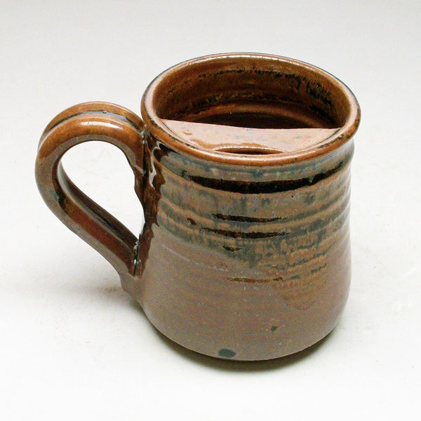 Taza para zurdos con temmoku y bigote esmaltado en dorado