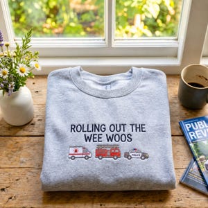 Gesticktes 911 Dispatcher Sweatshirt: Rolling Out the Wee Woos, Dispatch Life, Ersthelfer Rundhalspullover
