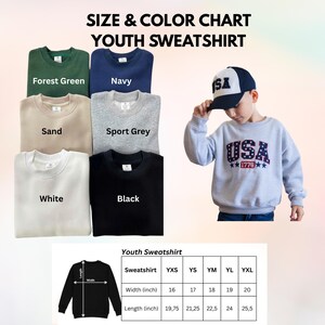 Op de afbeelding: Een maat- en kleurenkaart voor sweatshirts voor kinderen. De kaart toont sweatshirts in verschillende kleuren: bosgroen, marineblauw, zand, sportgrijs, wit en zwart. Een kind draagt een grijs sweatshirt met "USA" en "1776" erop gedrukt. De maten zijn in cm.