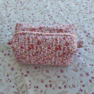 Trousse à maquillage matelassée, cousue main. Couleur rose motifs fleuris.