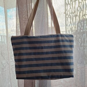 Sac cabas, à rayures bleues et blanches, cousu main.