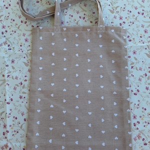 Tot bag cousu main, couleur taupe avec motifs coeurs blancs