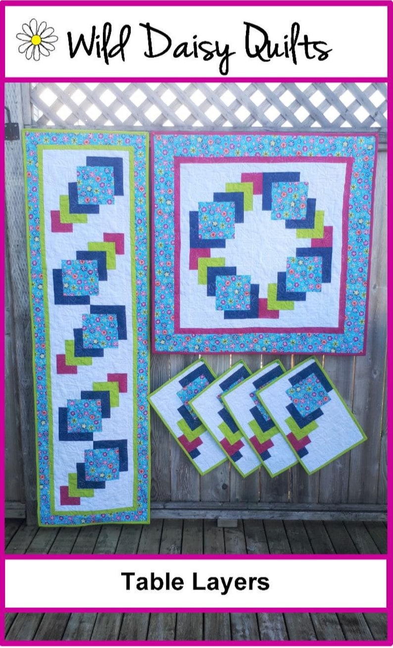 Pu&ograve; includere: Un set di quattro tovaglie da tavolo con un motivo geometrico in tessuto blu, verde, rosso e bianco. Le tovaglie da tavolo includono un runner, sottopiatti e un centrotavola. Il testo "Wild Daisy Quilts" e "Table Layers" &egrave; visibile nell'immagine.