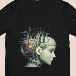 Puede incluir: Camiseta negra con un gráfico de la cabeza de una mujer con un diseño de circuito. El texto "Simulation Theory" y "Like Changing The Rules Of An Unwritten Reality" está impreso en la camiseta.