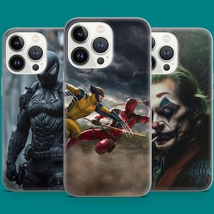Puede incluir: Tres fundas transparentes para teléfono con diferentes personajes de superhéroes. La primera funda presenta un superhéroe negro y rojo con un logotipo de araña. La segunda funda presenta un superhéroe amarillo y negro con un superhéroe rojo y negro en el fondo. La tercera funda presenta un superhéroe verde y rojo con una sonrisa tipo Joker.