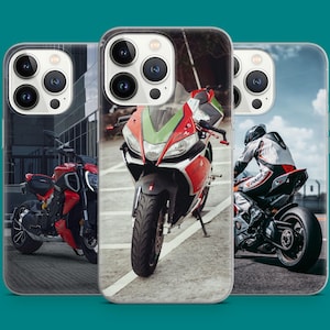 Könnte beinhalten: Drei transparente Handyhüllen mit Bildern von Motorrädern. Die erste Hülle zeigt ein rotes und grünes Motorrad vor einem schwarzen Hintergrund. Die zweite Hülle zeigt ein rotes und weißes Motorrad vor einem schwarzen Hintergrund. Die dritte Hülle zeigt ein schwarz-weißes Motorrad vor einem blau-weißen Hintergrund.