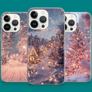 Peut inclure: Trois coques de téléphone avec des motifs de paysages d'hiver. Les coques présentent des scènes enneigées avec des maisons, des arbres et des lumières scintillantes. Les motifs sont dans des tons de rose, de blanc et de bleu, créant une esthétique festive et chaleureuse.