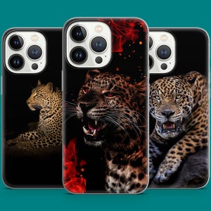 Könnte beinhalten: Drei iPhone-Hüllen mit verschiedenen Leoparden-Designs. Die erste Hülle zeigt einen Leoparden auf schwarzem Hintergrund mit einem roten Flammen-Design. Die zweite Hülle zeigt einen Leoparden auf schwarzem Hintergrund mit einem roten Flammen-Design. Die dritte Hülle zeigt einen Leoparden auf schwarzem Hintergrund mit einem roten Flammen-Design.