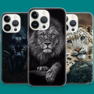 Könnte beinhalten: Drei iPhone-Hüllen mit verschiedenen Tierdesigns. Die erste Hülle zeigt einen schwarzen Panther in einer dunklen Waldumgebung. Die zweite Hülle zeigt einen schwarz-weißen Löwen mit einer Nahaufnahme seines Gesichts. Die dritte Hülle zeigt einen weißen Schneeleoparden mit braunen Flecken, der auf einem Felsen liegt.