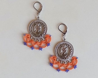 Pendientes de encaje de bolillos azul y naranja