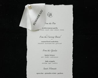 Luxus-Hochzeits-Menü mit Satin Name Card | Deckled Edge Menükarte | Fine Art Hochzeits-Tischkarte | Elegantes Empfangs-Briefpapier