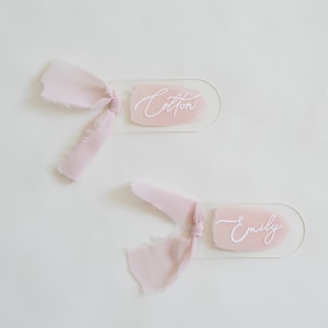 Personalisierte rosa Acryl Namensschilder mit handgeschriebener Kalligraphie, Tischkarten - Perfekt für Hochzeiten und Partys