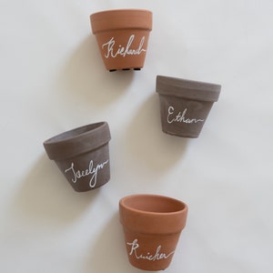 Gepersonaliseerde handgeschilderde minibloempotten - aangepaste naampotten - plaatskaarten, perfect voor bruiloften, feesten - bruine en grijze opties