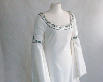 Elbisches Brautkleid in weiß mit grün, Hochzeitskleid keltisch mit Schleppe, Handfasting Zeremonie, Tolkien Mittelerde Stil, Fantasy Robe