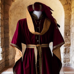 Late medieval short houppelande for men with matching chaperon