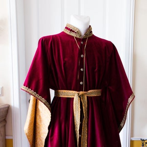Late medieval burgundian houppelande for men
