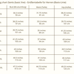 Puede incluir: Una tabla de tallas de ropa titulada Sizing chart Gents (basic line) - Gr&ouml;&szlig;entabelle f&uuml;r Herren (Basis-Linie). La tabla enumera tallas desde XS hasta XXXL con las medidas correspondientes de busto, cintura y cadera en pulgadas y cent&iacute;metros.