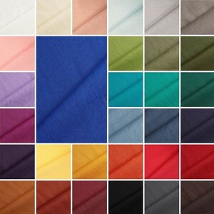 Puede incluir: Una cuadr&iacute;cula de muestras de tela que muestra una amplia variedad de colores s&oacute;lidos, incluidos blanco, crema, rosa, azul, verde, turquesa, morado, amarillo, naranja, rojo, marr&oacute;n, gris y negro. Cada cuadrado presenta una textura tejida y pliegues.