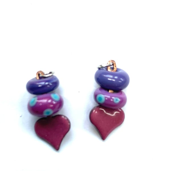 Süße Kleine Anhängerchen für Ohrringe. Handgemachte Glasperlen und winzige emaillierte Herzchen, Ohrring Charms, Schmuckdesign für Ohrringe