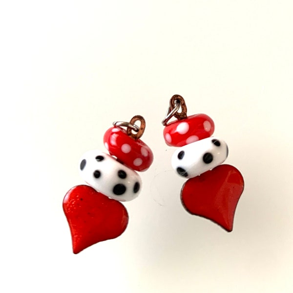 Süße Kleine Anhängerchen für Ohrringe. Handgemachte Glasperlen und winzige emaillierte Herzchen, Ohrring Charms, Schmuckdesign für Ohrringe