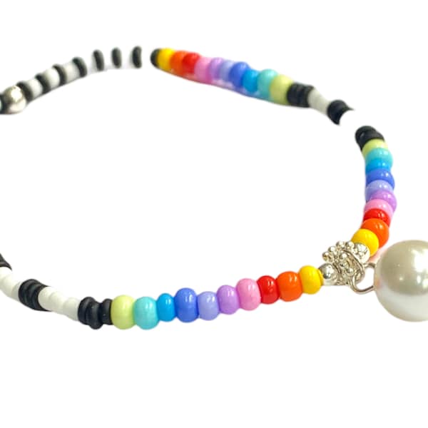 BoHo Glasperlenarmband, buntes Armband in Ibiza Style, regenbogenfarbener Schmuck mit Perlenanhänger