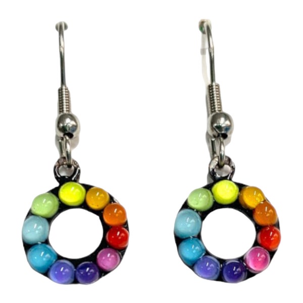 Regenbogen Ohrhänger - Minimalistischer Schmuck. Leuchtende Farben. Bestelle noch heute und lass dich von ihrer Einzigartigkeit inspirieren