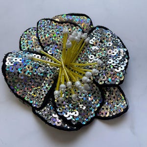 Applique con fiore in paillettes argentate 3D: toppa con perline fatta a mano (4,5 pollici)