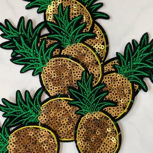 Può includere: Sei toppe di ananas con paillettes dorate e foglie ricamate verdi. Le toppe sono perfette per aggiungere un tocco tropicale a vestiti, borse o altri oggetti artigianali.