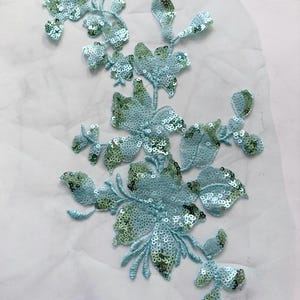 3D ljusblå paljettblommalapp: sy-på-applikation (30 x 15 cm)