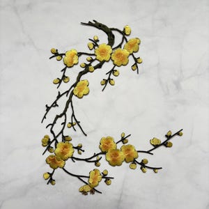 Broderad applikationslapp med gul blomma och plommon: Stryk på, 14"