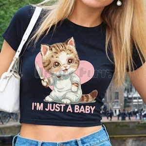 Imágenes prediseñadas de gato vintage "Soy solo un bebé", gatito sarcástico con cuchillo PNG JPG SVG, impresiones divertidas de mascotas, diseños vectoriales de gatitos kawaii femeninos