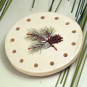 Può includere: Un set di tre tazze in ceramica con finitura opaca e macchiettata. Le tazze sono nei toni del crema, grigio chiaro e grigio scuro. Ogni tazza ha un design semplice e minimalista, perfetto per caffè o tè.