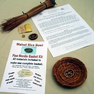 Peut inclure: Un kit de panier en aiguilles de pin avec tous les mat&eacute;riaux n&eacute;cessaires pour r&eacute;aliser un panier complet. Le kit comprend un paquet d'aiguilles de pin, un bol en noix de noyer et des instructions. Le texte sur la carte indique "Walnut Rice Bowl Pine Needle Basket Kit All materials included to make one complete basket. No special equipment needed. Make at your own craft kitchen table. Create your own work of art. Make an item from nature!"