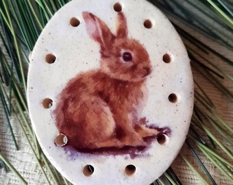 LAPIN ou LAPIN - OVALE sur base d'argile pour vannerie en aiguilles de pin (2 1/2" de long, 2" de large.)