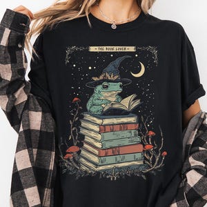 Amoureux des livres grenouille carte de tarot chemise couleurs confort, t-shirt tarot mystique, cadeau pour les amateurs de lecture femmes lecture livresque t-shirt littéraire magique crapaud