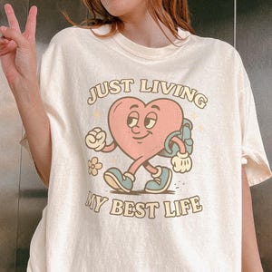 Just Living My Best Life Shirt comfortabele kleuren, retro cartoon hart T-shirt, schattig oversized grafisch T-shirt, positieve Y2K-sfeer vintage stijl cadeau