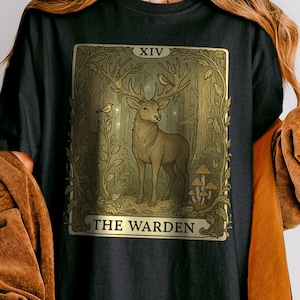 The Warden Tarot Comfort Colors TShirt, Hirsch Orakel Karten Shirt, Witchy Forestcore T-Shirt, Naturmagie T-Shirt, Cottagecore Kleidung, Woodland